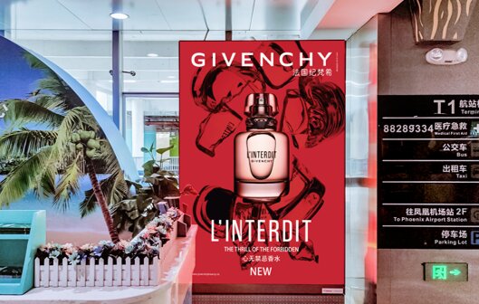 第一户外传媒-三亚凤凰机场T2出口图腾灯箱