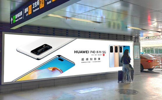 第一户外传媒-三亚凤凰机场综合楼南侧行人通道墙体灯箱