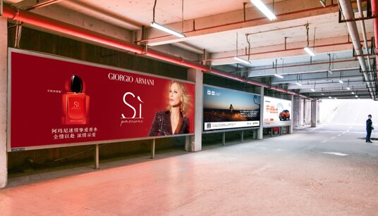 第一户外传媒-三亚凤凰机场综合楼停车场北侧通道联排墙体灯箱