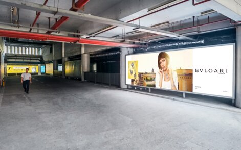 第一户外传媒-三亚凤凰机场综合楼出租车通道联排墙体灯箱