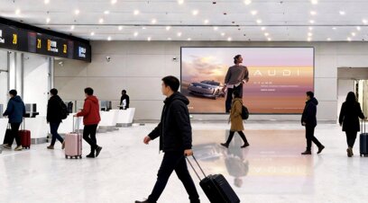 第一户外传媒-三亚凤凰机场T3航站楼二层国内出发大厅安检旁墙面灯箱