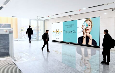 第一户外传媒-三亚凤凰机场T3航站楼一层到达换乘大厅墙面灯箱