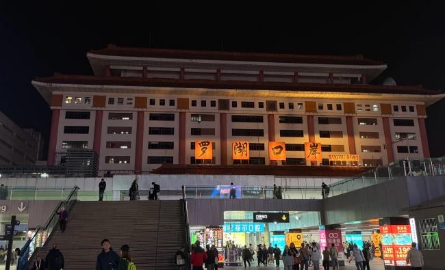 深圳罗湖口岸包柱 LED 屏：深港跨境的全动线传播载体