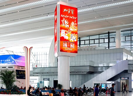 第一户外传媒-广州白云站候车大厅三角包柱灯箱