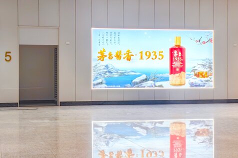 第一户外传媒-广州白云站出站通道墙体灯箱