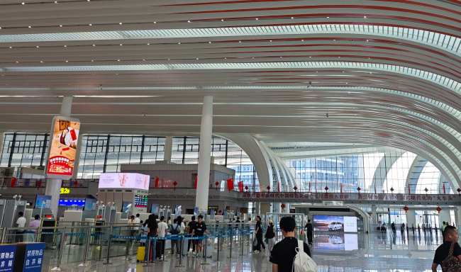 第一户外传媒-广州白云站进站安检口落地灯箱广告