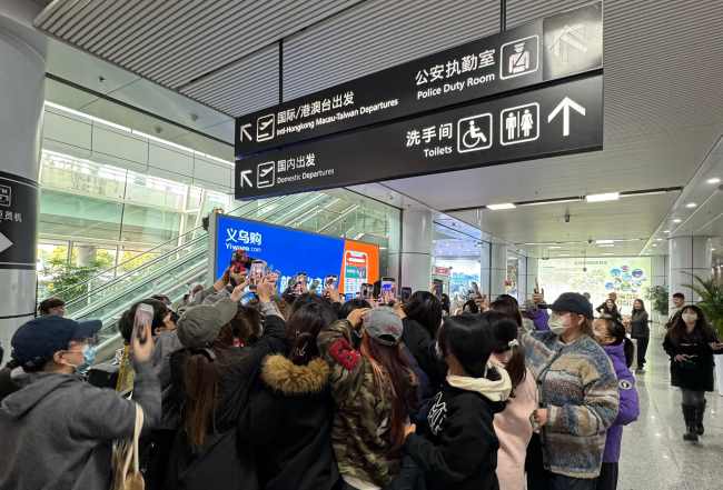 义乌机场到达厅落地灯箱：商贸枢纽的第一印象载体