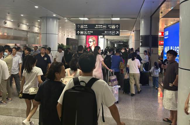 第一户外传媒-义乌机场到达灯箱广告