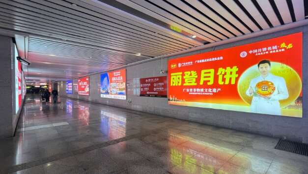 第一户外传媒-茂名站进出站通道灯箱