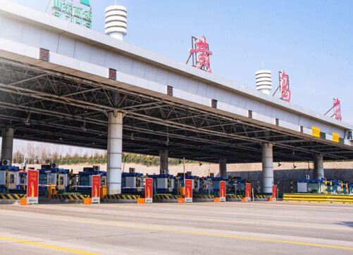 第一户外传媒-环胶州湾高速黄岛东收费站灯箱广告