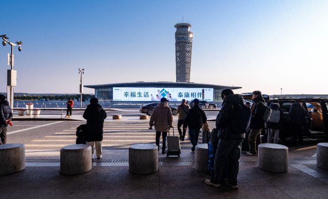 青岛胶东机场户外 LED 大屏：旅程起点的视觉门户