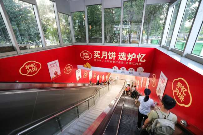 南昌地铁扶梯墙贴广告：垂直通道的沉浸式视觉叙事