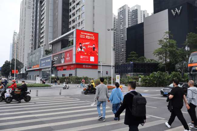 广州 W 酒店 LED 大屏：珠江新城 CBD 的商务视觉核心