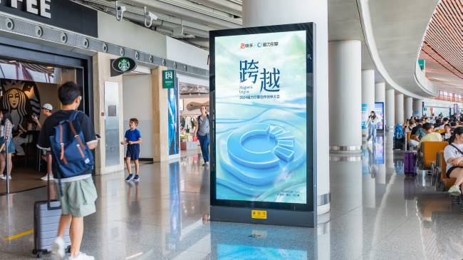 第一户外传媒-北京首都机场T3出发区落地灯箱广告