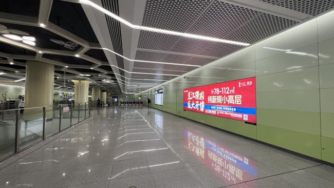深圳地铁锦龙站超级灯箱：站厅层的视觉独占载体