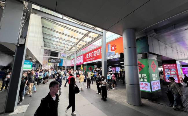 深圳罗湖口岸门楣灯箱：跨境客流的视觉门槛载体