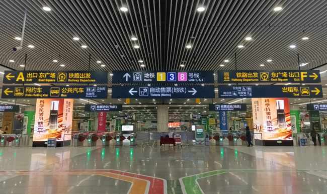 青岛北站 LED 包柱大屏：城市门户的立体化传播载体