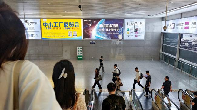 杭州东站扶梯墙面灯箱：枢纽核心的灵活覆盖载体