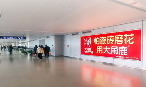 第一户外传媒-温州龙湾机场T2国内到达夹层通廊中间指廊墙面灯箱