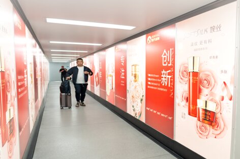 第一户外传媒-温州龙湾机场T2国内出发到达登机廊桥内侧贴画
