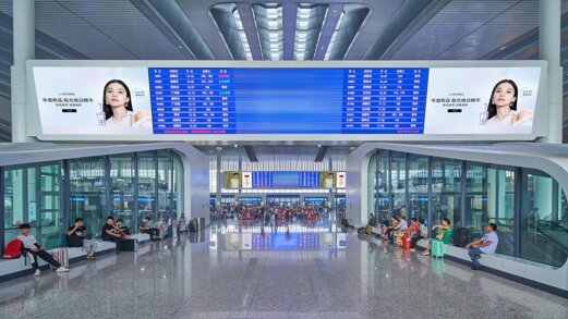 第一户外传媒-重庆西站候车大厅LED两侧灯箱