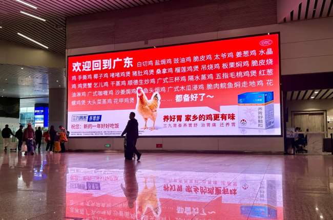 广州白云机场 T2 LED 双子星：空港枢纽的包围式视觉传播载体
