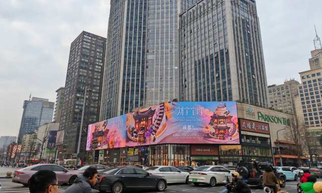 第一户外传媒-成都太古里百盛裸眼3D屏广告