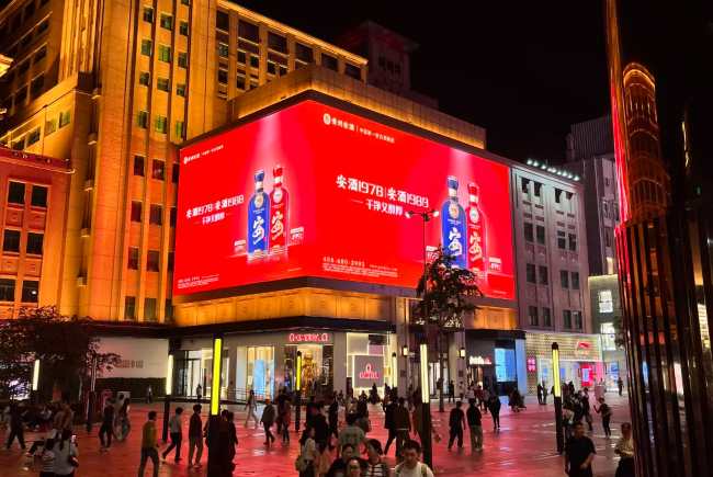 北京王府井百货 LED 大屏：金街核心的直角双面传播载体