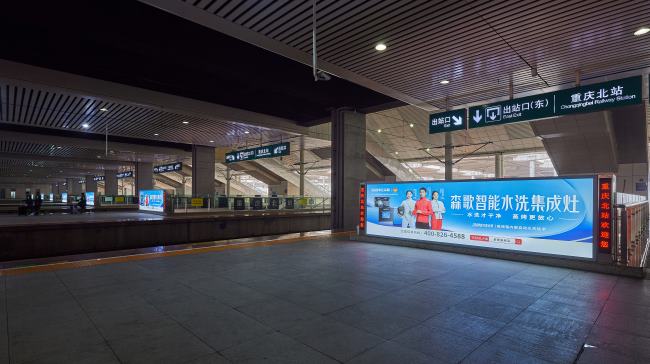 重庆北站站台层立式灯箱：西南枢纽的出站必看传播载体