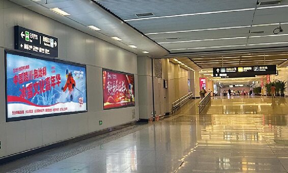 第一户外传媒-太原南站出站大厅换乘通道灯箱