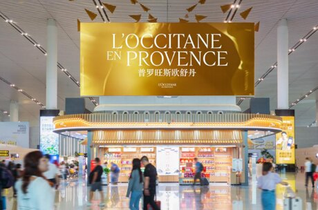 第一户外传媒-重庆江北机场T3国内出发商业区LED屏