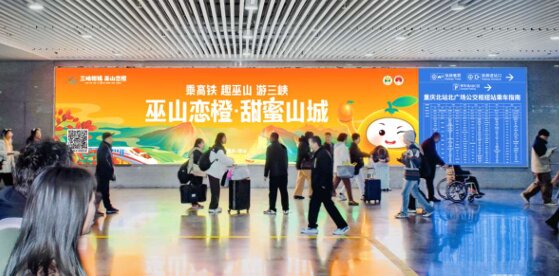 第一户外传媒-重庆北站北广场到达通道出口左侧墙面灯箱