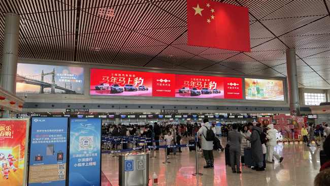 哈尔滨机场出发大厅 LED 大屏：东北空港核心的地标级传播载体