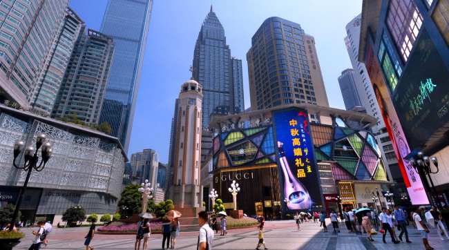 正对城市地标：重庆解放碑金鹰财富中心竖版LED大屏广告