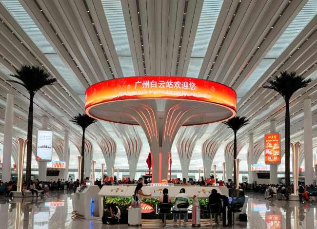 候车大厅几何中心的品牌阵列：广州白云站三角立柱灯箱广告