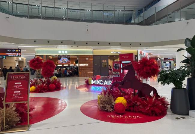 西安机场 T5 航站楼展位广告：西北航空枢纽的实体展示