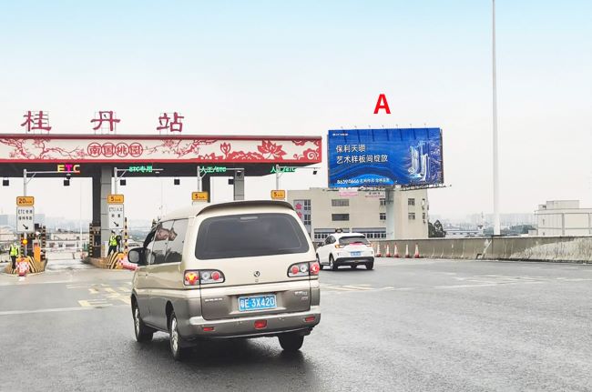 佛山东西主干道上的品牌地标：桂丹高速立柱大牌广告