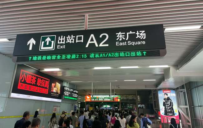 四个出站口正上方布局：深圳北站到达楣头灯箱广告