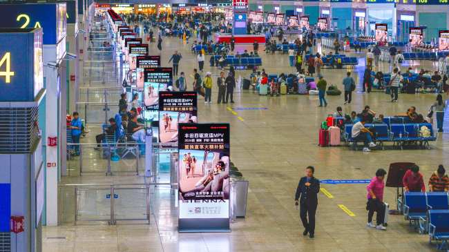 北京南站候车室、进站及到站刷屏广告简介