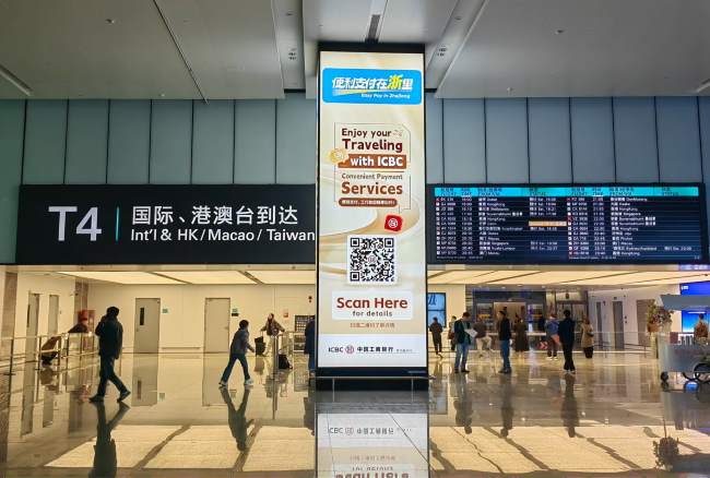 两根顶天立地包柱广告高7米：杭州机场T4国际到达出口包柱灯箱