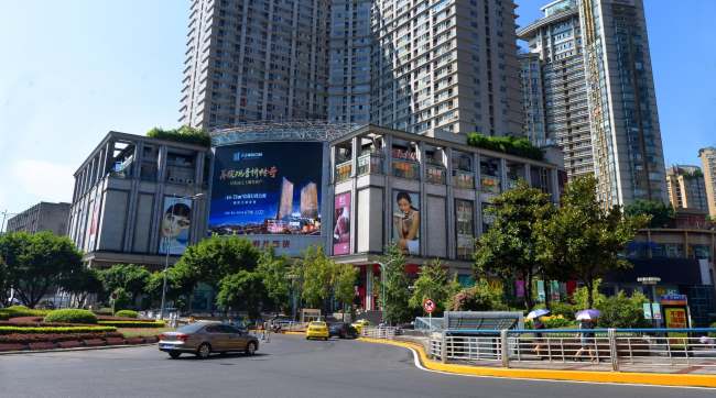 重庆沙坪坝商圈步行街双巨幕：三峡广场王府井LED大屏广告