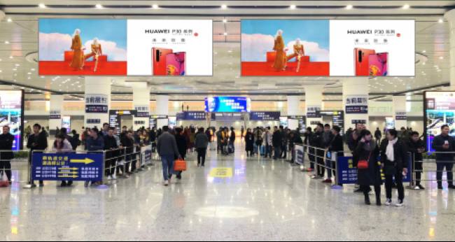 重庆西站到达换乘大厅吊屏灯箱双面展示全面覆盖