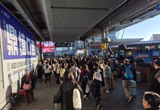 深圳湾口岸连廊灯箱：跨境枢纽的行程转换期传播窗口