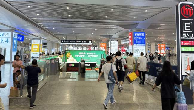 杭州东站换乘地铁口落地灯箱广告：高铁行程转换时刻的品牌对话