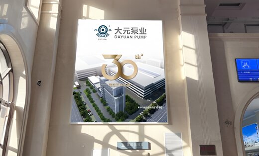 第一户外传媒-青岛站西进站厅墙面灯箱
