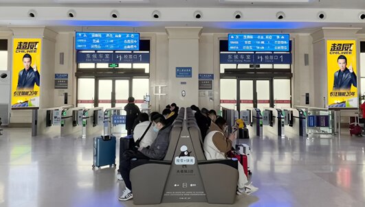 第一户外传媒-青岛站候车室立柱灯箱