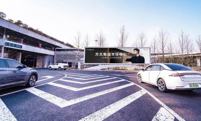 青岛胶东机场停车场灯箱媒体观察：高净值客流的独享品牌空间