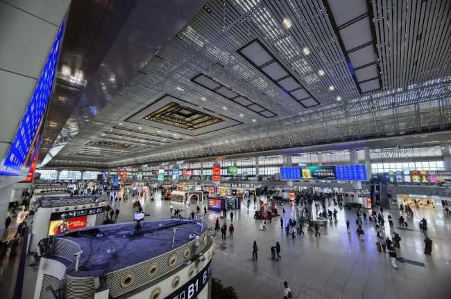 南京南站候车大厅高空LED大屏投放策略：锁定高铁枢纽的视觉制高点