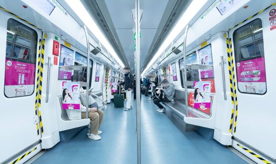 第一户外传媒-深圳地铁品牌列车广告