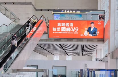 第一户外传媒-常州站北站房进站扶梯两侧墙面灯箱广告